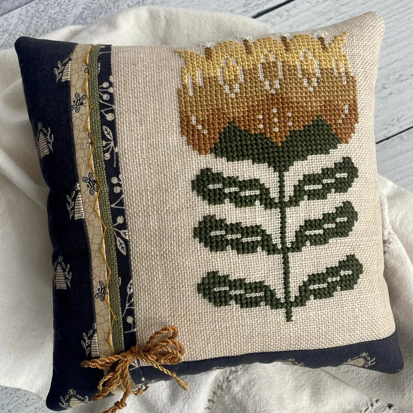Bumble Bee Etchings Cross Stitch Pattern Heart in Hand