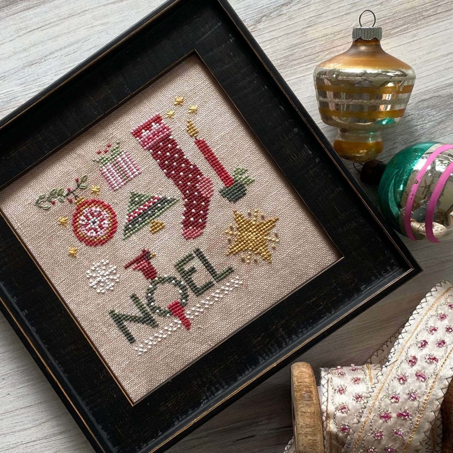 Doodles: Christmas Cross Stitch Pattern Heart in Hand