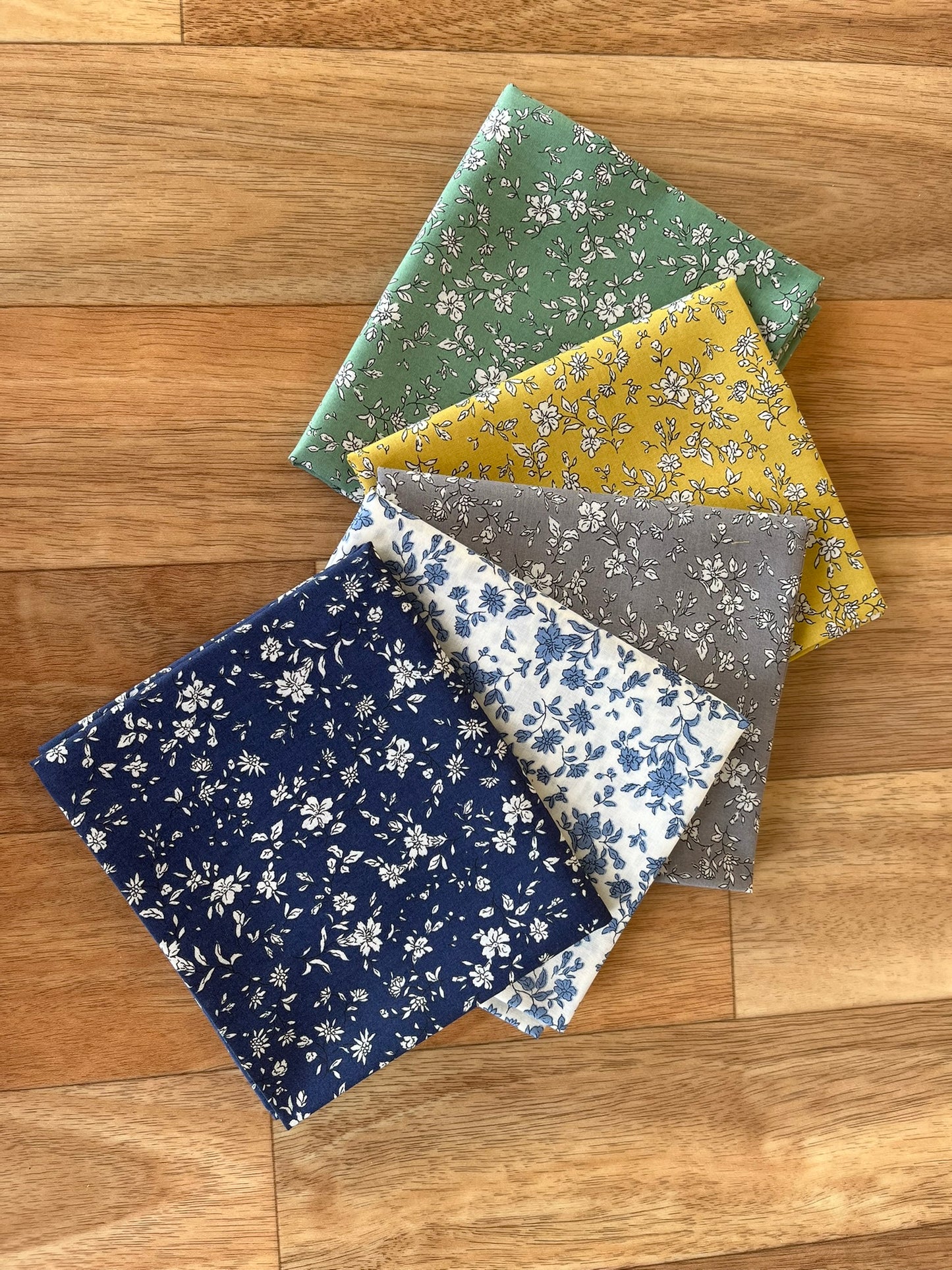 Scattered Florals Fat Quarter Bundle by Hokkoh