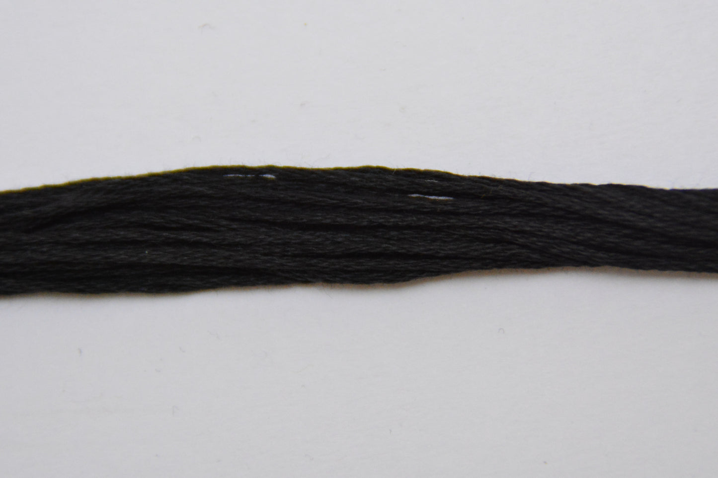 Mascara 3910 Weeks Dye Works 6-Strand Hand-Dyed Embroidery Floss